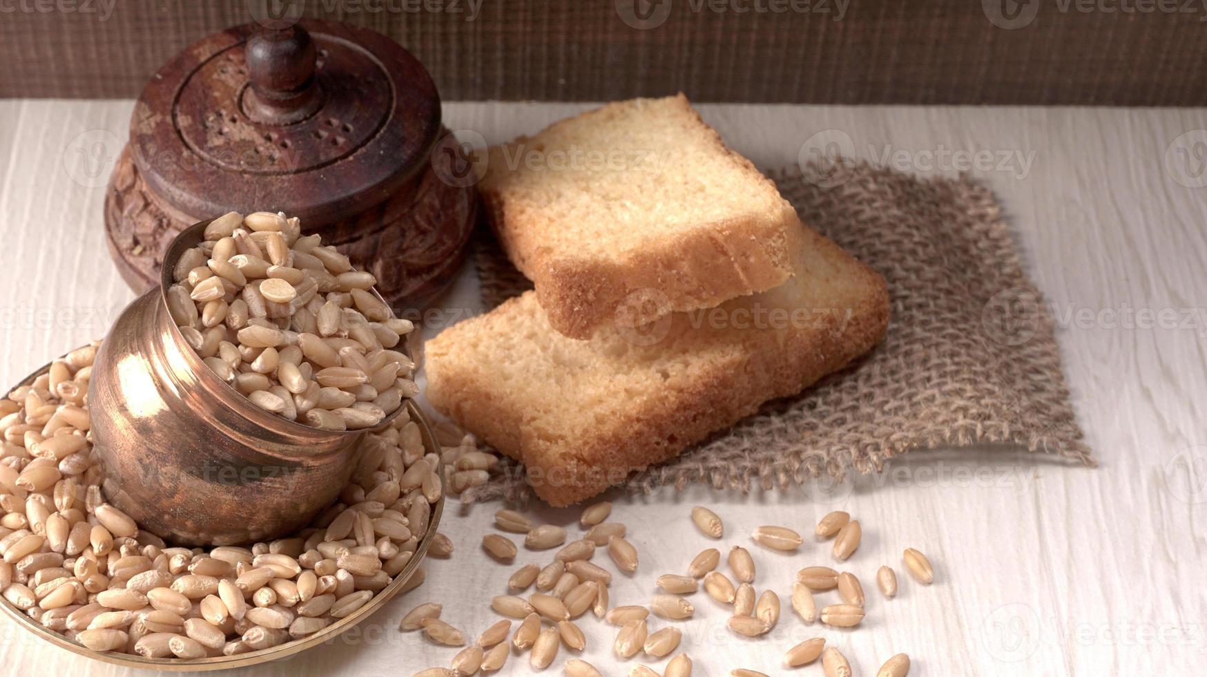 biscotte croustillante ou pain grillé pour une vie saine avec du blé pour le petit-déjeuner. photo