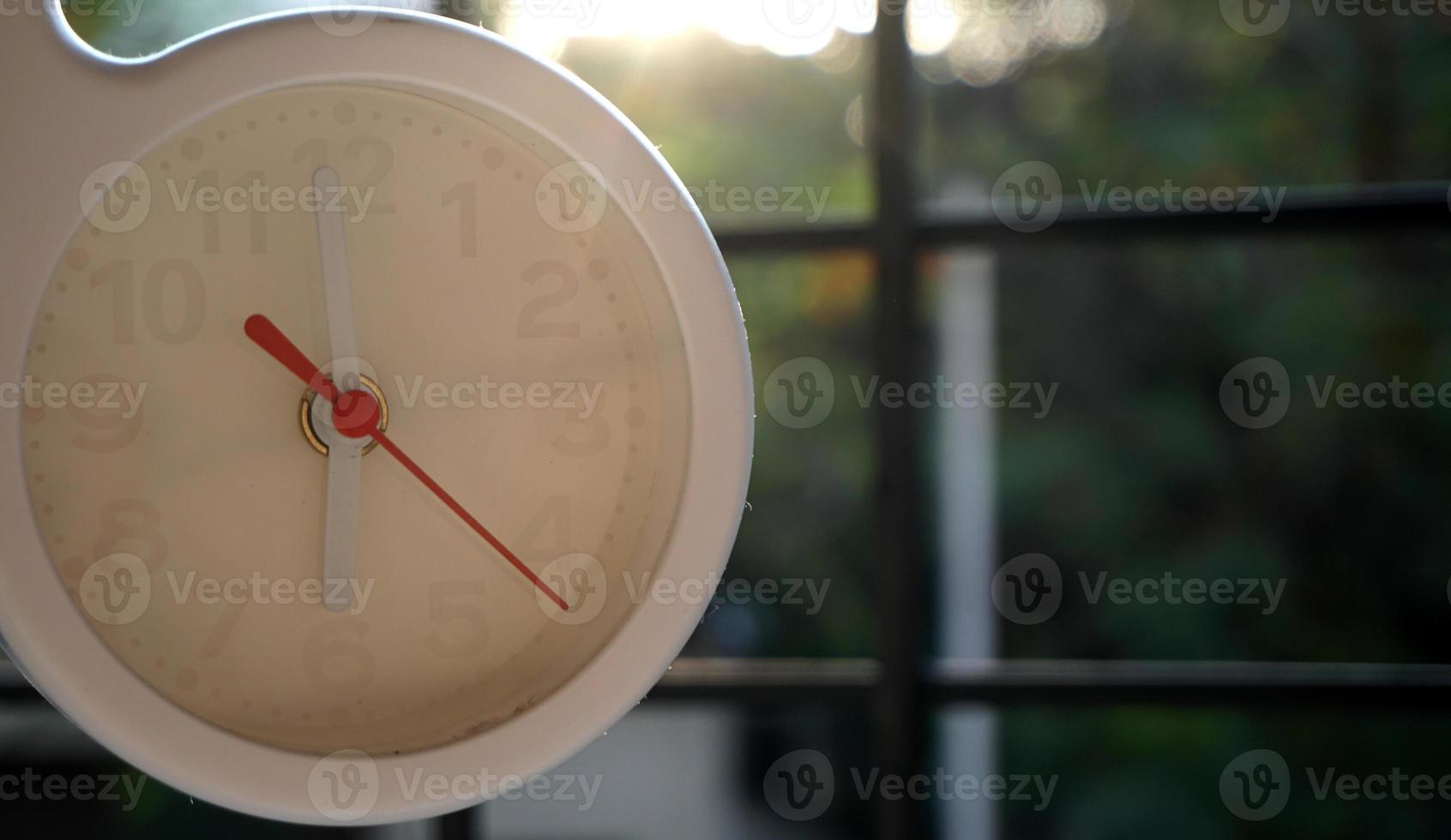 un gros plan d'une horloge blanche avec des flèches indiquant l'heure. photo