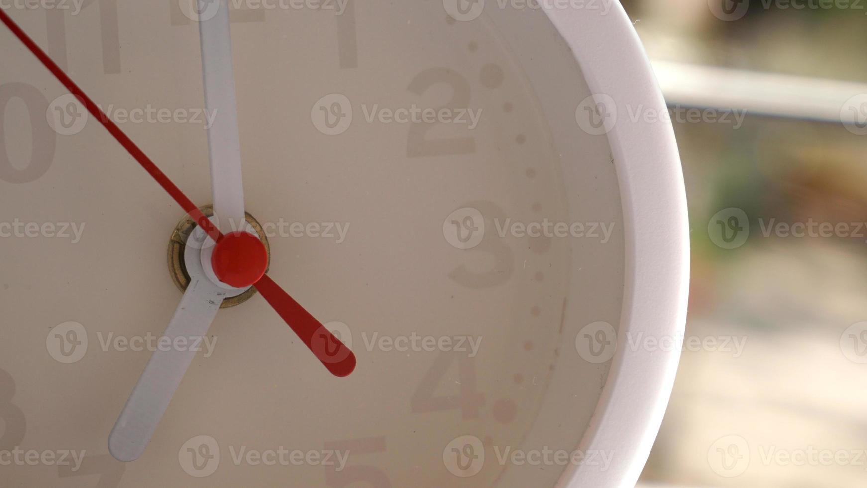 un gros plan d'une horloge blanche avec des flèches indiquant l'heure. photo