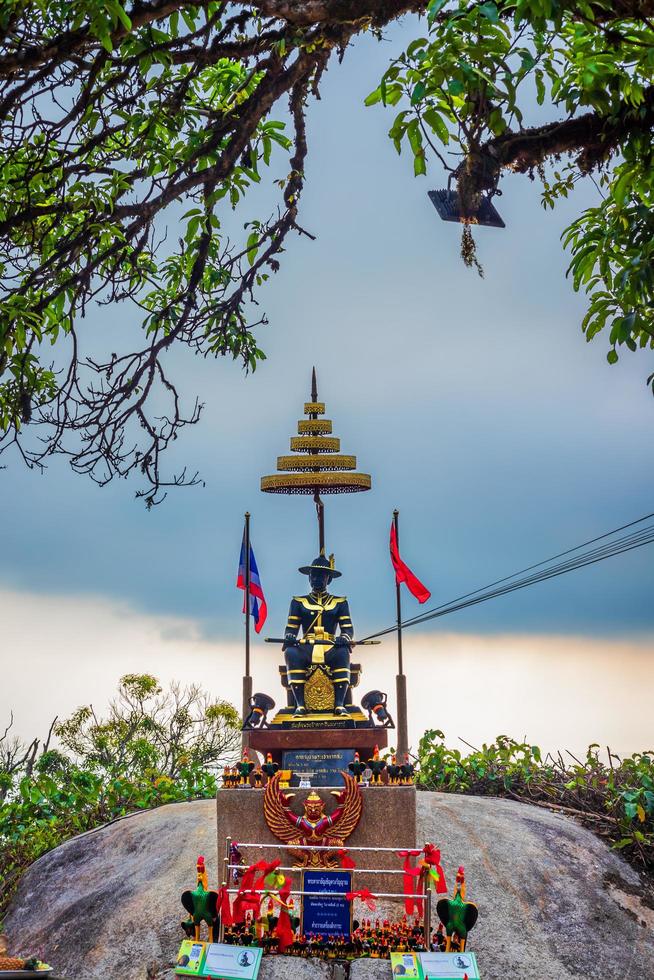 statue de taksin le grand sur le chemin de la pierre avec l'empreinte du seigneur bouddha à la montagne khitchakut c'est une attraction touristique majeure chanthaburi, thaïlande.16 février 2019 photo