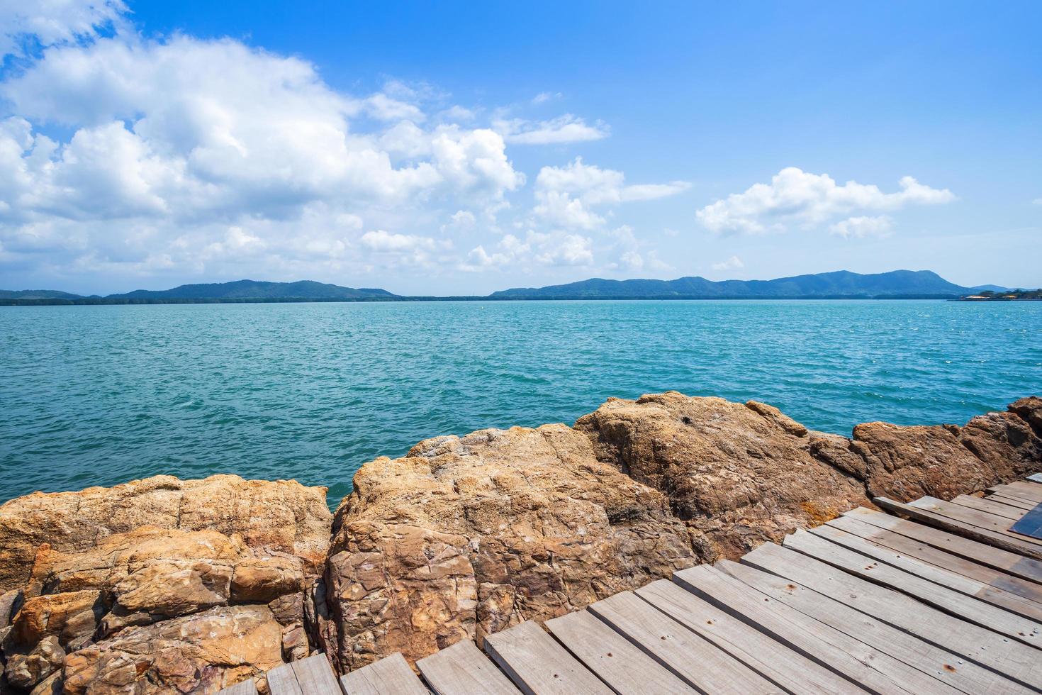 belle la mer à la plage de hat chao lao à chanthaburi, thaïlande. photo