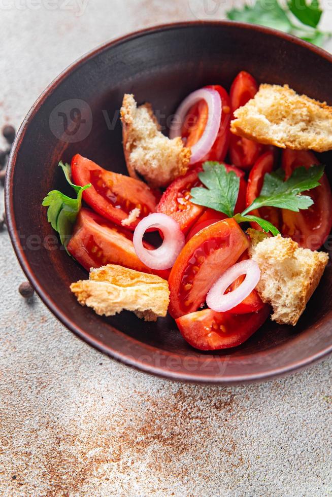 salade panzanella pain grillé séché, tomate, collation repas à l'oignon photo