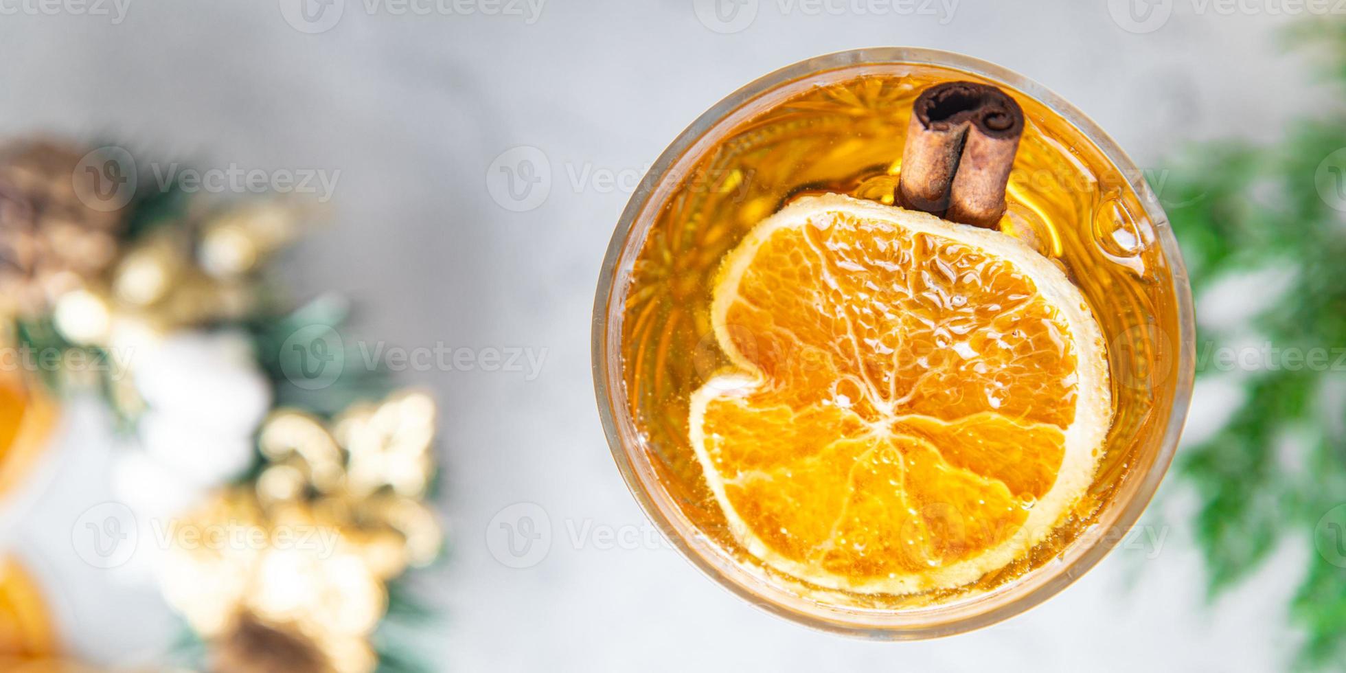 cocktail de vin chaud de noël pétillant, grog vin épices nouvel an boisson sucrée photo