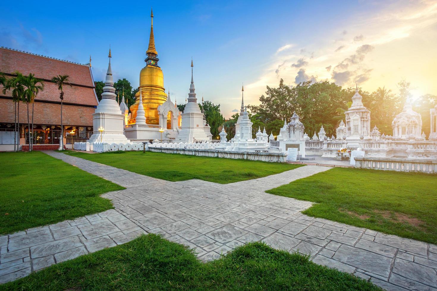 wat suan dok est un temple bouddhiste au coucher du soleil ciel est une attraction touristique majeure à chiang mai, thaïlande. photo