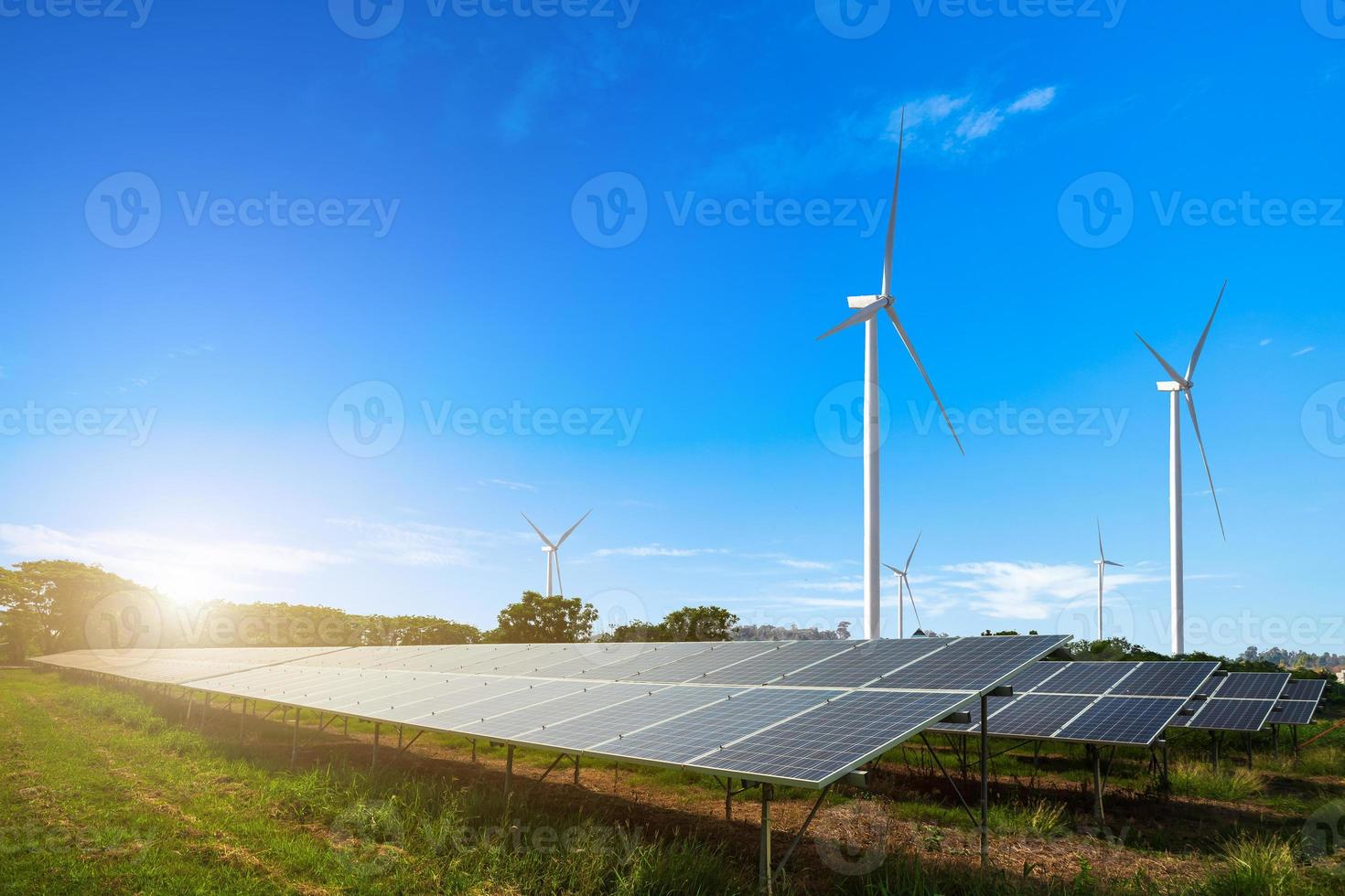 panneaux solaires avec éoliennes contre paysage montagnard contre ciel bleu avec nuages, concept d'énergie alternative, énergie propre, énergie verte. photo