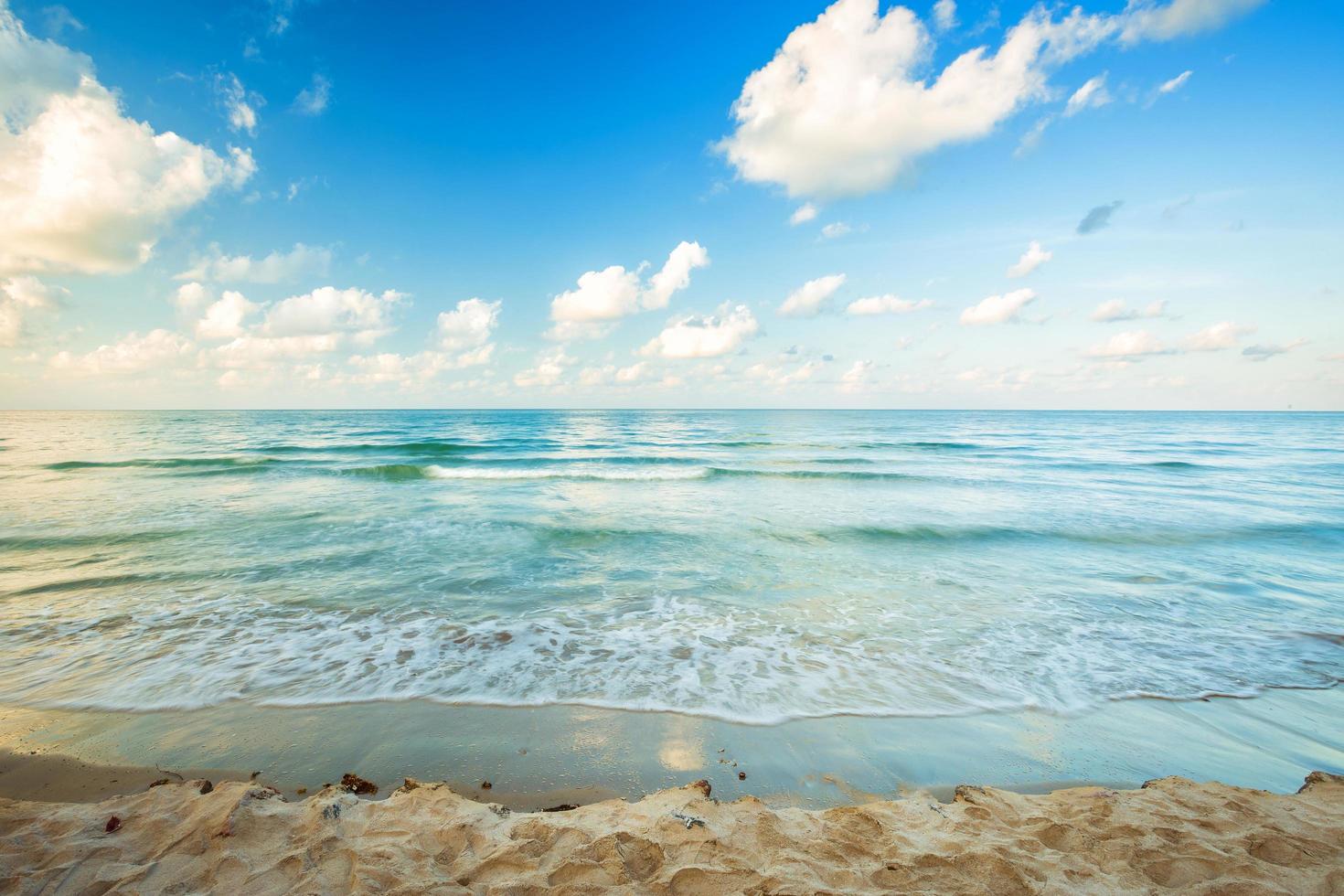 beau lever de soleil tôt le matin et vague de la mer sur la plage de sable l'horizon à la plage de hat chao lao à chanthaburi en thaïlande. photo