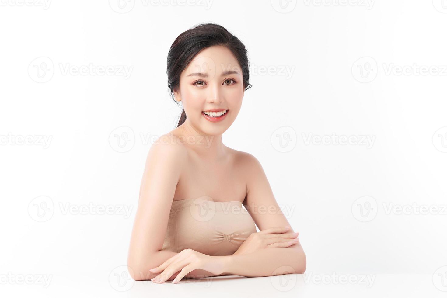 belle jeune femme asiatique avec une peau fraîche et propre sur fond blanc, soins du visage, soins du visage, cosmétologie, beauté et spa, portrait de femmes asiatiques. photo