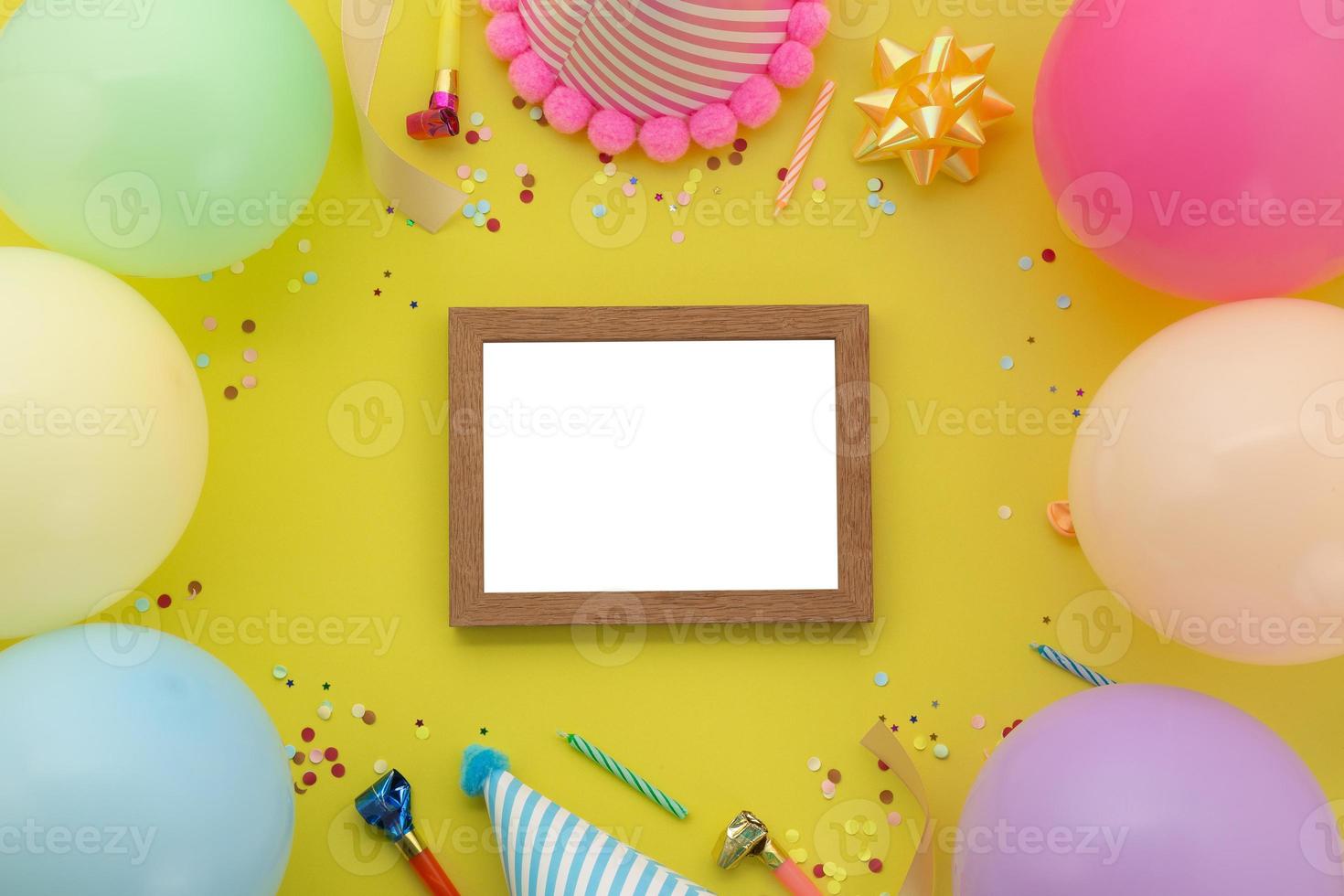 fond de joyeux anniversaire, décoration de fête colorée à plat avec cadre  photo sur fond jaune pastel 4878451 Photo de stock chez Vecteezy