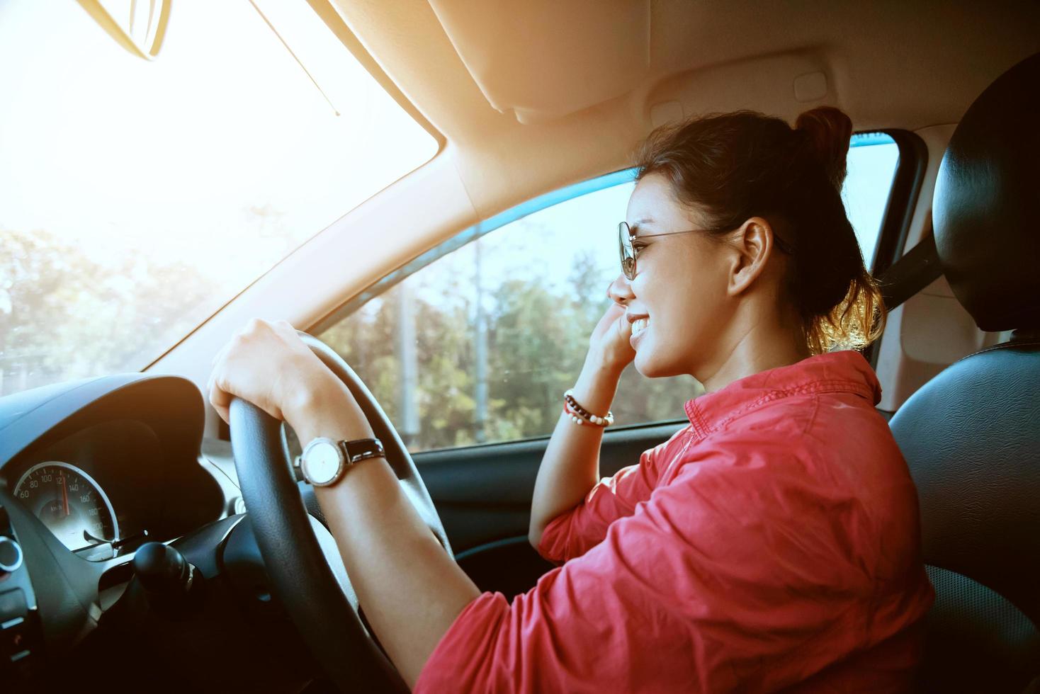 les femmes asiatiques voyagent se détendent pendant les vacances. conduire une voiture photo