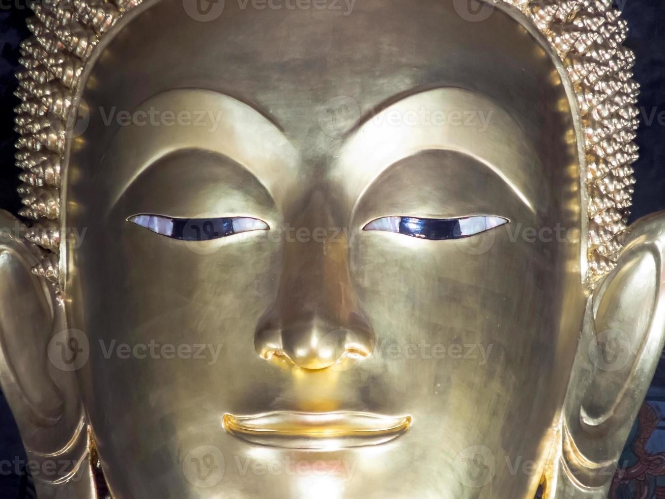 le visage de la méditation bouddha pang dans le temple wat ratchanaddaram. plus de 200 ans. photo