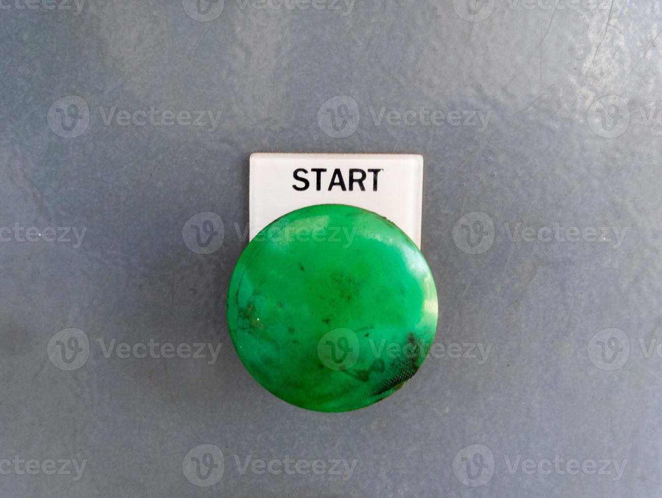 machine de démarrage à bouton-poussoir, le bouton est vert. photo