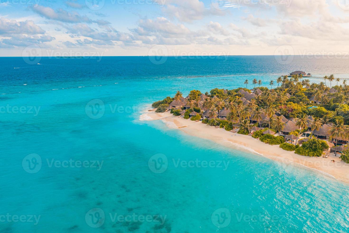 paysages paradisiaques des maldives. paysage aérien tropical, paysage marin avec longue jetée, villas sur l'eau avec une magnifique plage de mer et de lagon, nature tropicale. bannière de destination touristique exotique, vacances d'été photo