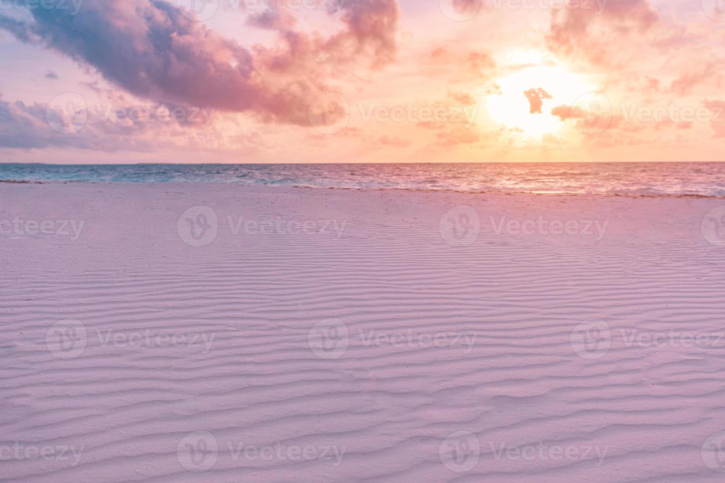 plage de sable de mer gros plan. paysage de plage panoramique. inspirer l'horizon de paysage marin de plage tropicale. Orange et or coucher de soleil ciel calme calme détente soleil humeur estivale. bannière de vacances de voyage de vacances photo