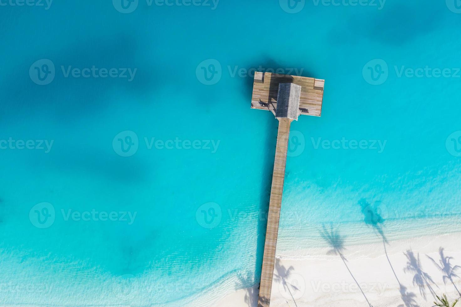 photo aérienne de la belle plage tropicale paradisiaque des maldives. vue imprenable, eau du lagon bleu turquoise, palmiers et plage de sable blanc. destination de vacances de voyage de luxe. paysage aérien ensoleillé