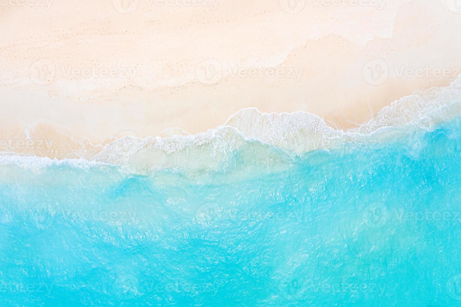 plage et vagues en vue de dessus. fond d'eau turquoise en vue de dessus. paysage marin d'été de l'air. vue de dessus du drone. concept et idée de voyage photo