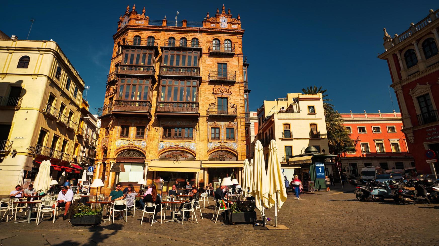 séville, espagne - 18 février 2020 - personnes dégustant des tapas et du café sur la plaza san francisco, près de l'hôtel de ville, dans le centre-ville de séville, en espagne. photo