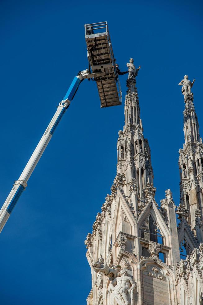 milan italie 2021 techniciens sur plate-forme élévatrice pour plan de maintenance programmé et étude des phénomènes de dégradation de la cathédrale de milan photo