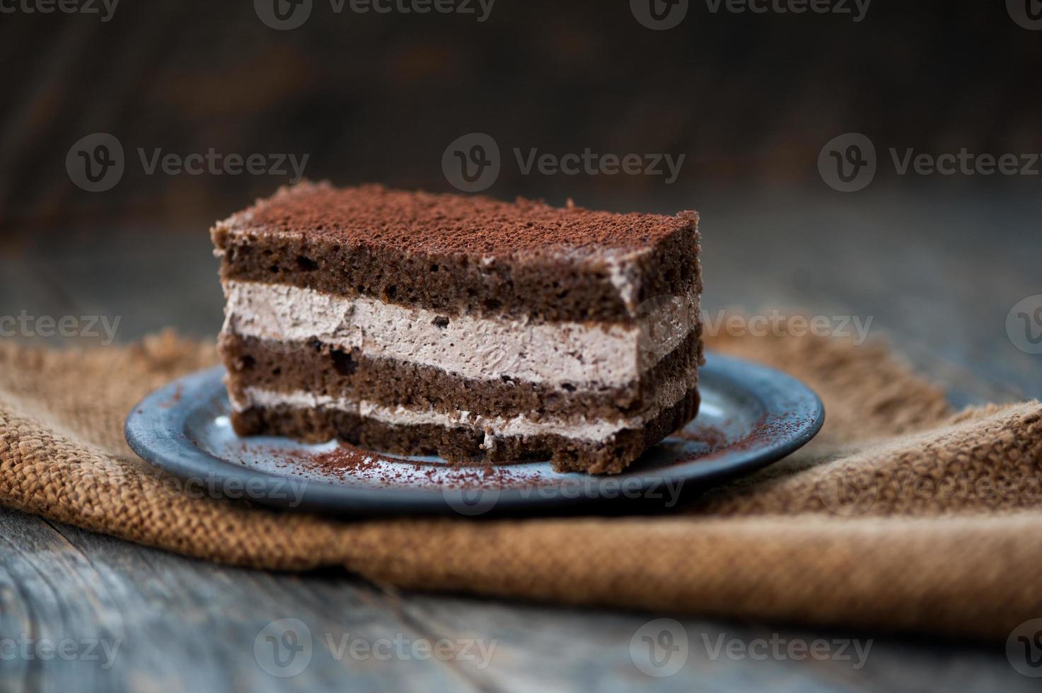 tranche de délicieux gâteau au chocolat fait maison photo