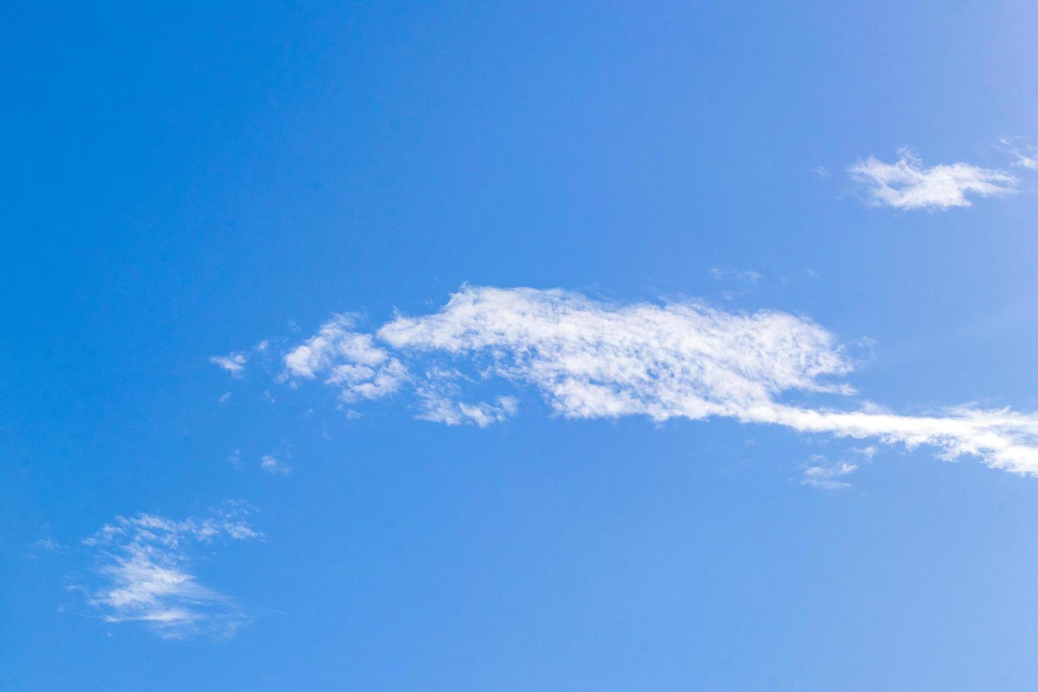 ciel bleu avec des nuages chimiques ciel chimique chemtrails journée ensoleillée. photo