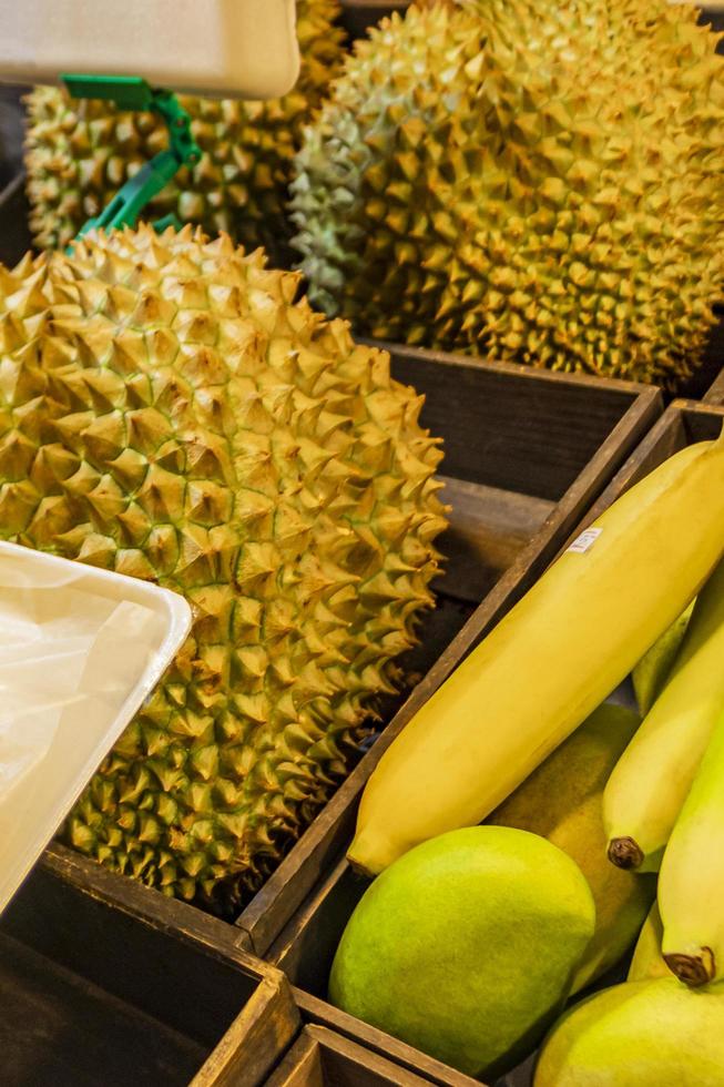 gros fruits durian malodorants marché de nuit thaïlandais nourriture de rue bangkok. photo