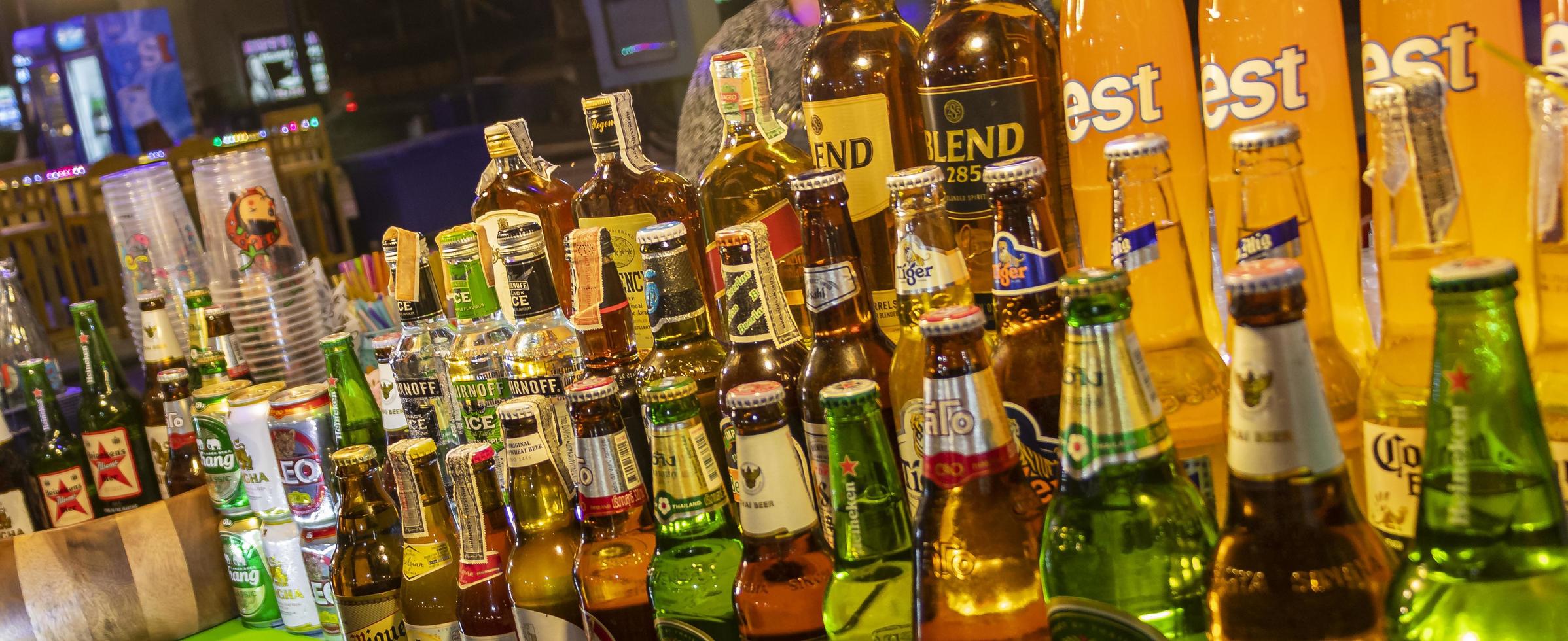 bangkok thailande 22. mai 2018 chang singha et leo beer thai night market bangkok thailande. photo