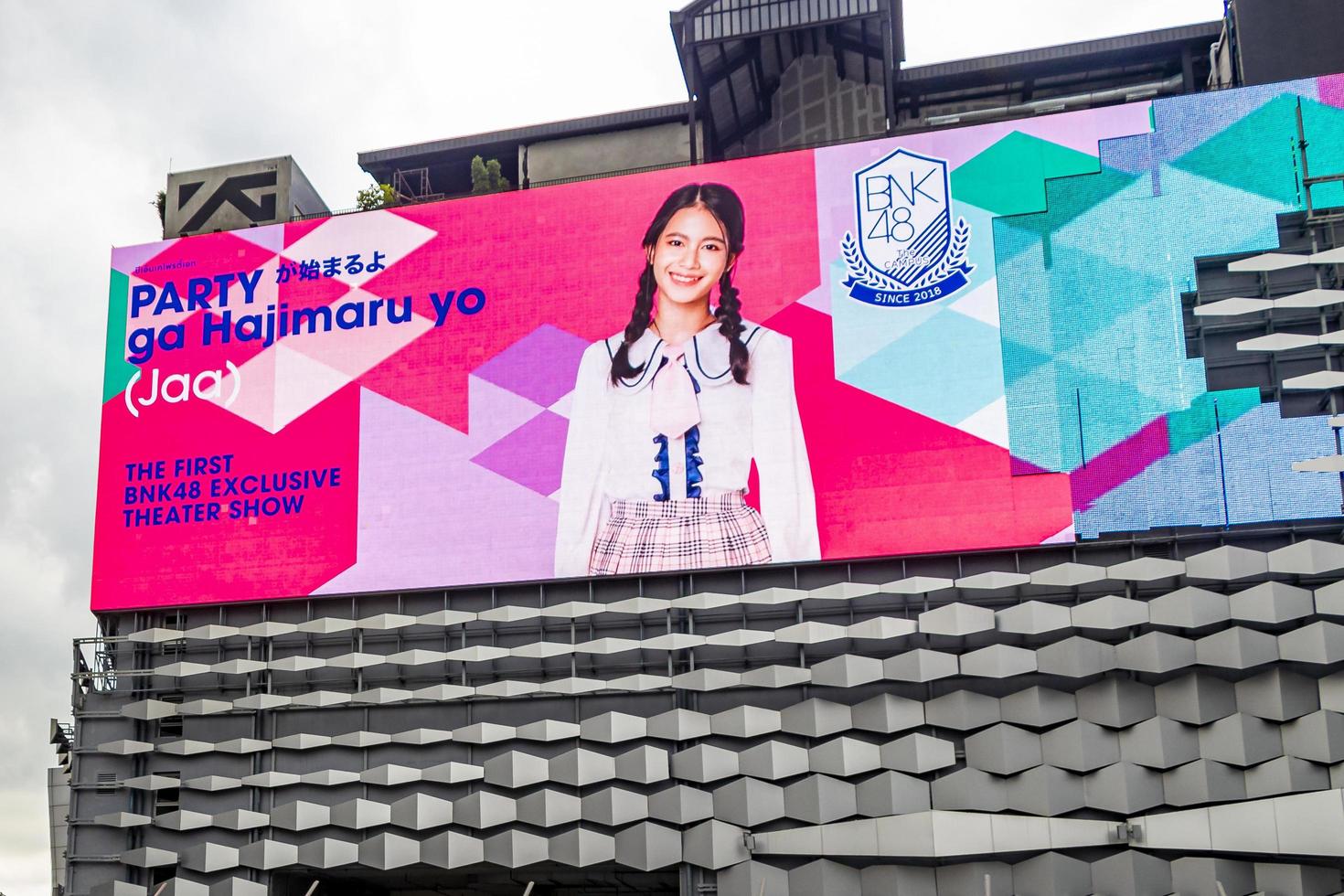 bangkok thaïlande 22. mai 2018 d'énormes écrans colorés au centre commercial building bangkok thaïlande. photo
