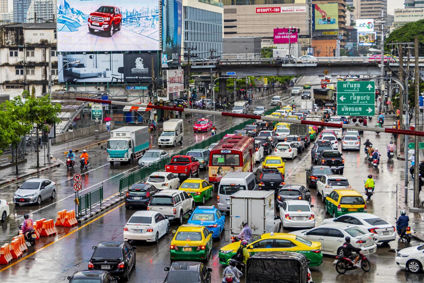 bangkok thaïlande 22. mai 2018 heure de pointe gros embouteillage dans bangkok thaïlande. photo