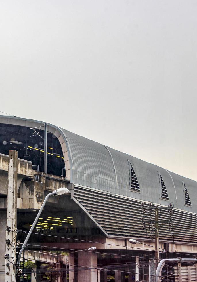 architecture de paysage urbain et pluie à la gare de makkasan à bangkok en thaïlande. photo