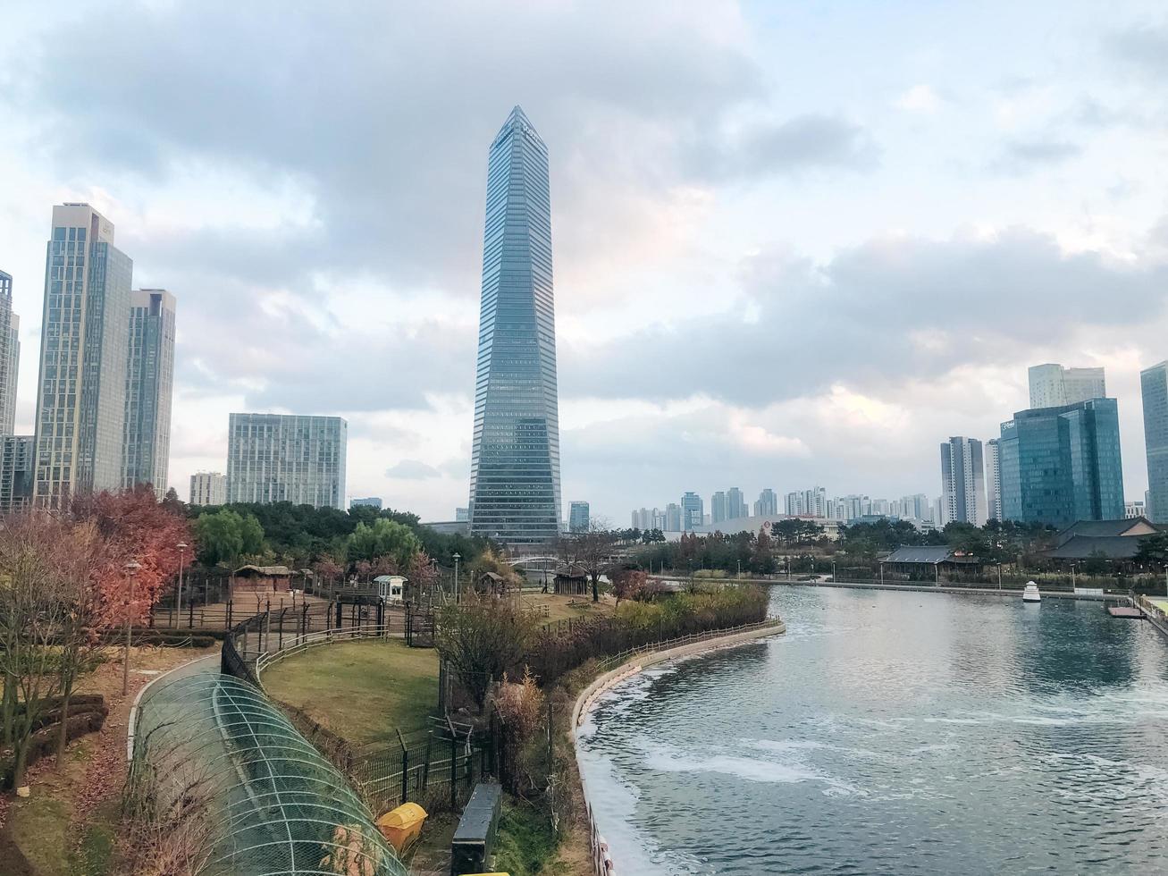 ville d'Incheon, Corée du Sud, 2021 - grands bâtiments dans le parc de la ville d'Incheon photo