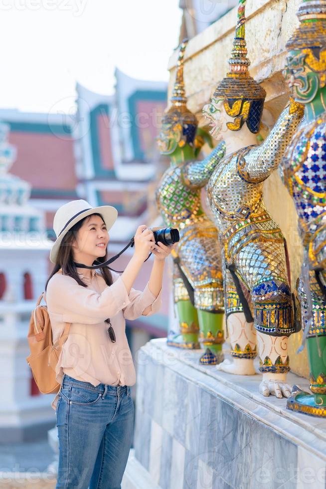 belle femme de tourisme asiatique sourire et profiter de voyages en vacances à bangkok en thaïlande photo