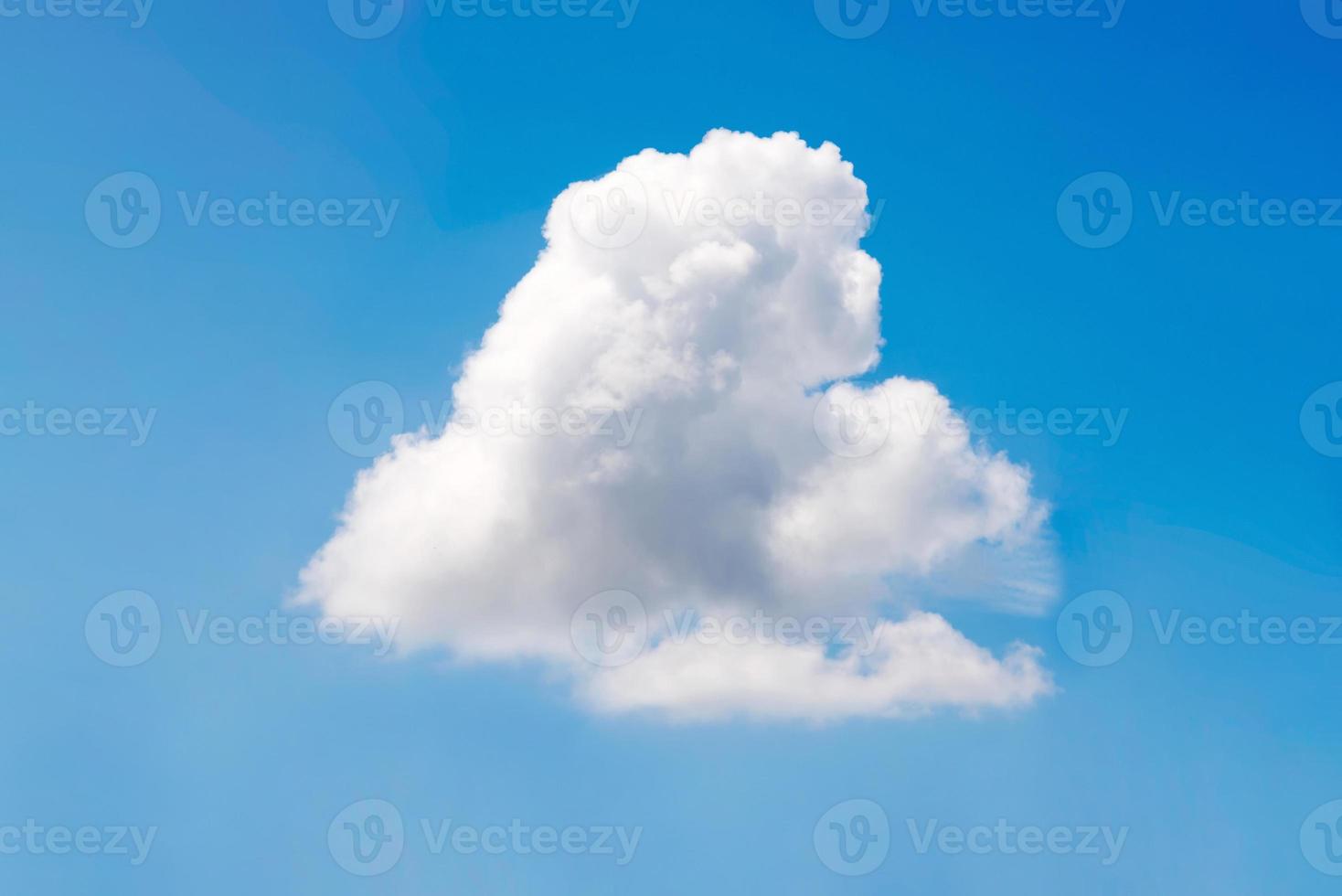 nuage blanc de nature unique sur fond de ciel bleu pendant la journée, photo de nuage de nature pour le concept de liberté et de nature.