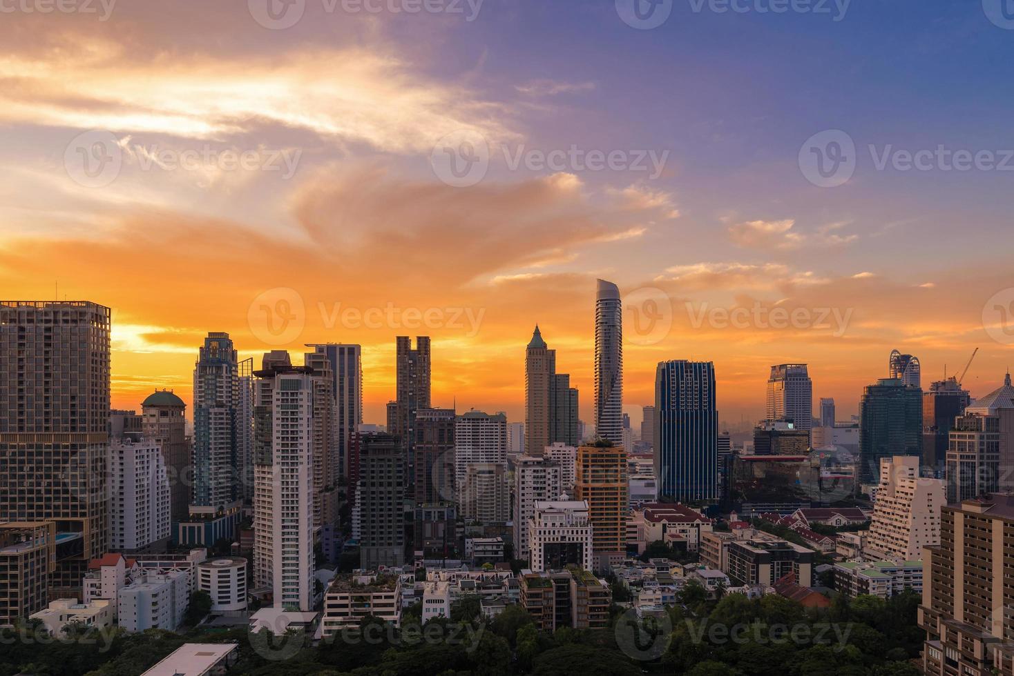 vue aérienne d'un immeuble moderne de grande hauteur dans la zone d'affaires de bangkok, thaïlande photo