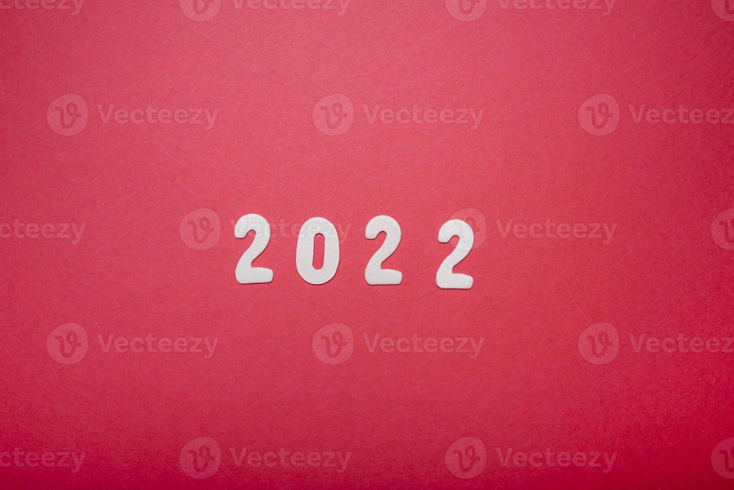 2022 sur fond rouge, minimalisme et espace de copie. photo