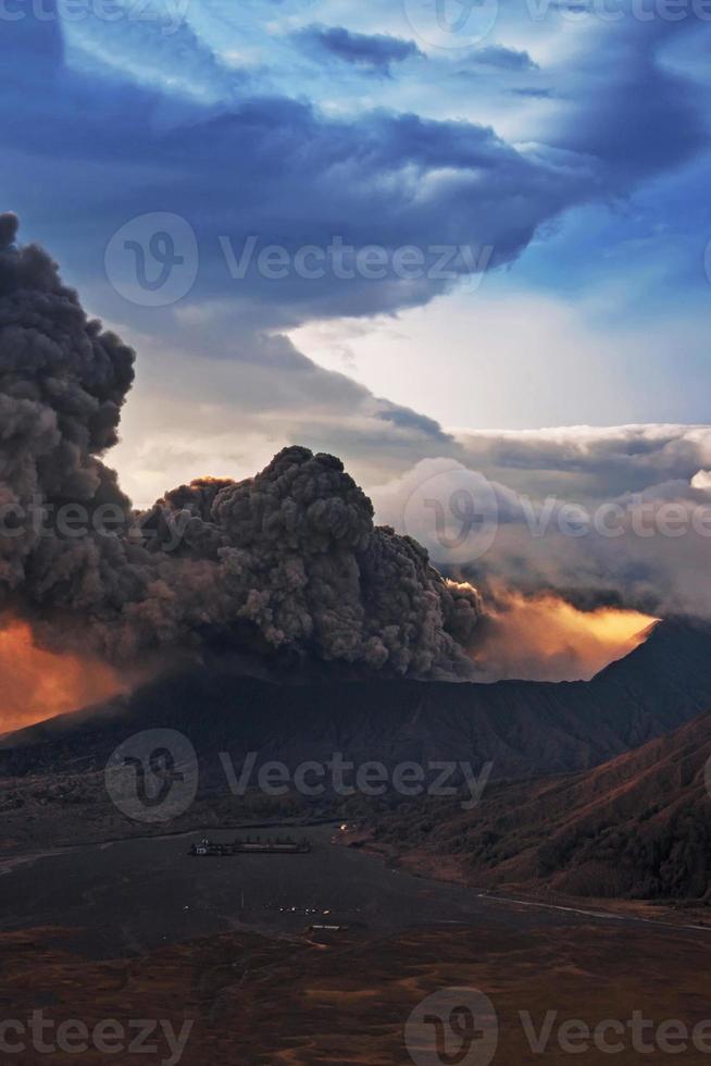 volcan mont bromo ou éruption gunung bromo au lever du soleil depuis le point de vue sur le mont penanjakan. mont bromo situé dans le parc national de bromo tengger semeru, à l'est de java, en indonésie. photo