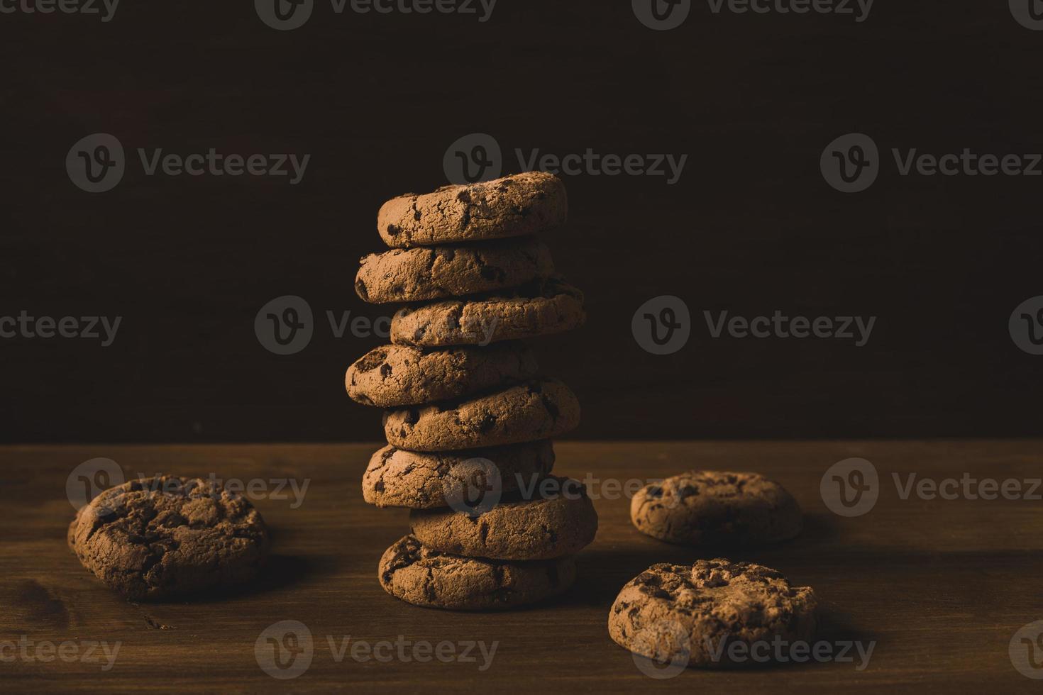 une tour de cookies aux pépites de chocolat sur un fond en bois photo