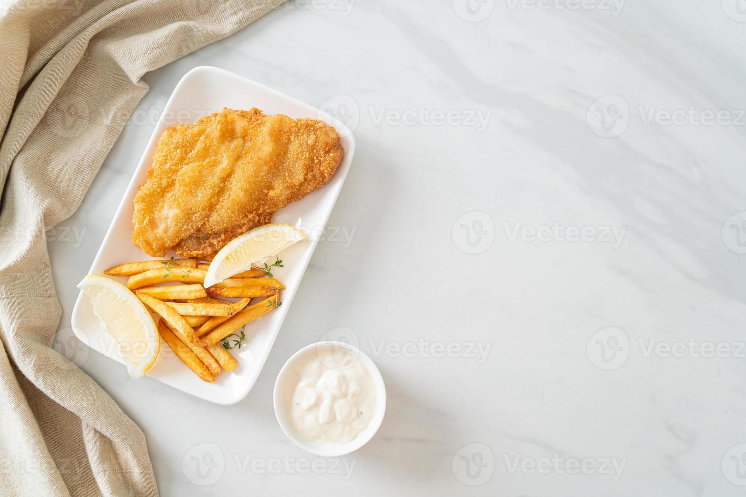 fish and chips - filet de poisson frit avec chips de pommes de terre photo