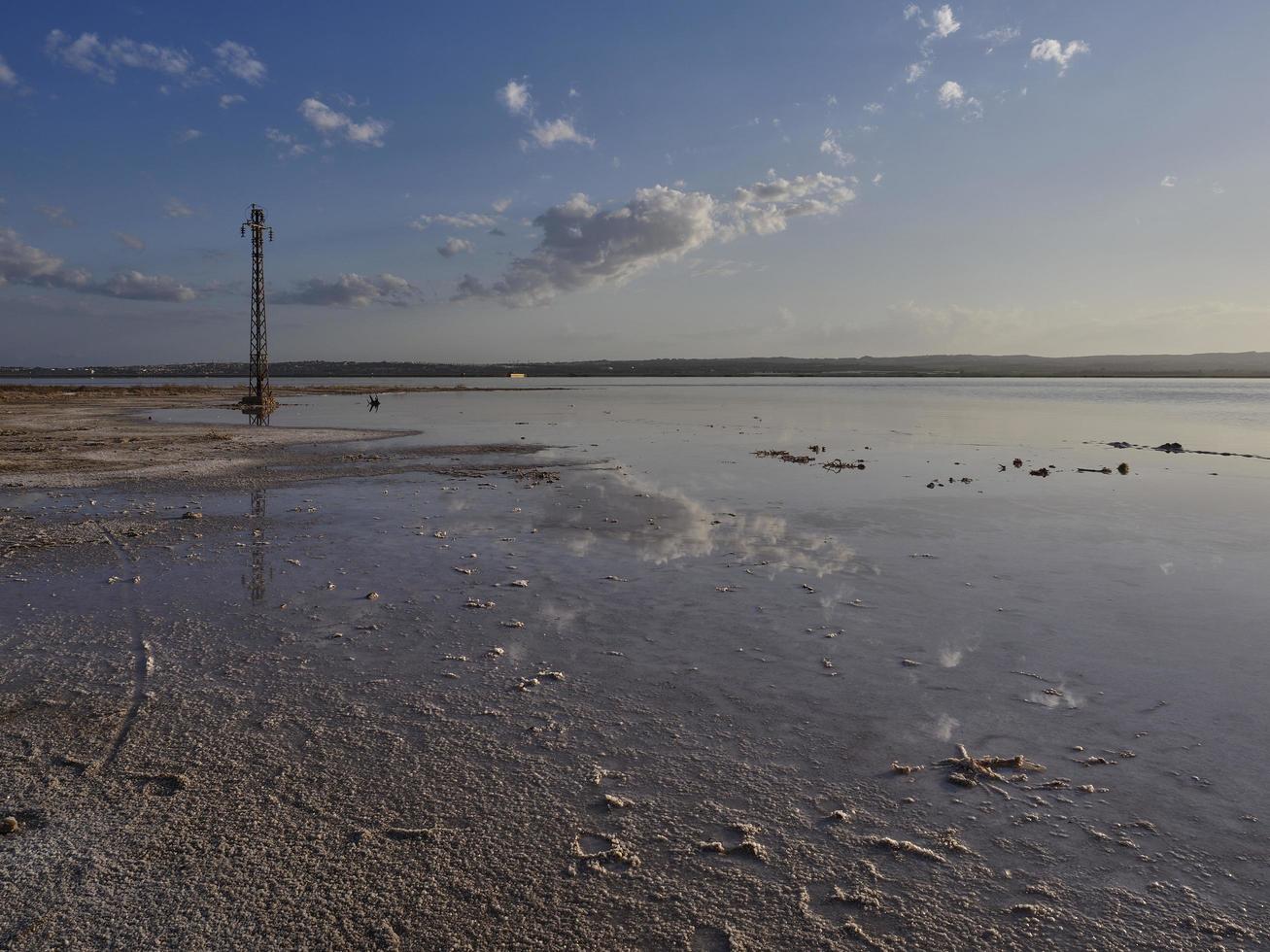 coucher de soleil sur le lagon rose des marais salants de torrevieja, espagne photo