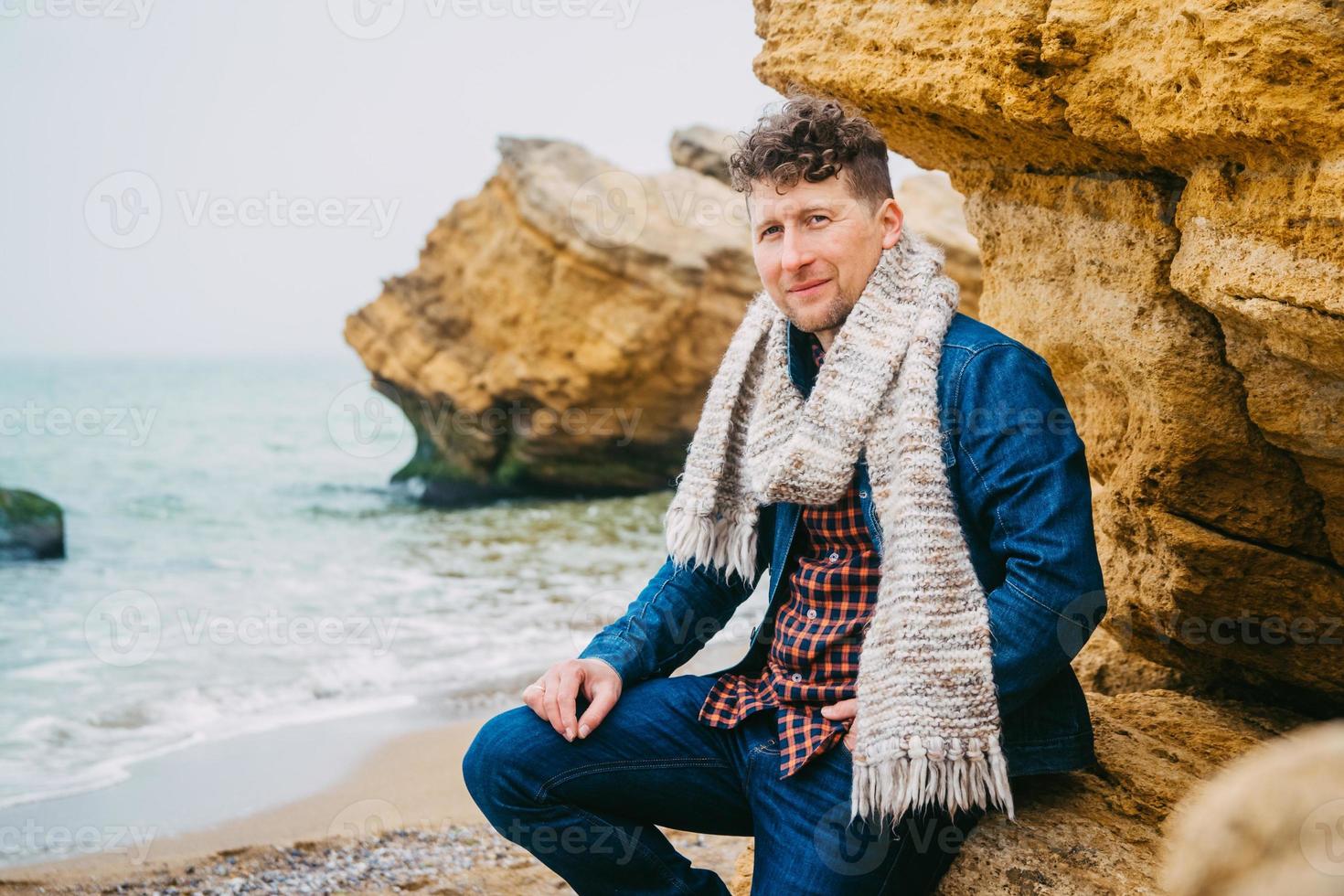 homme voyageur avec sac à dos debout sur une plage de sable au milieu des  rochers sur fond de mer 4888958 Photo de stock chez Vecteezy