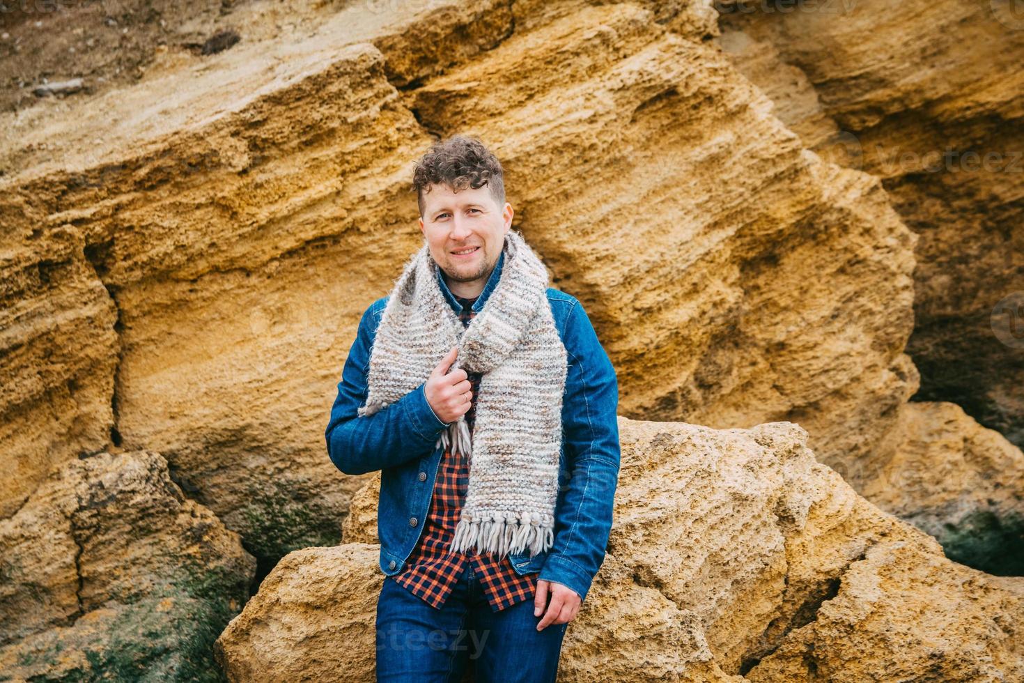 homme voyageur debout au milieu des rochers photo