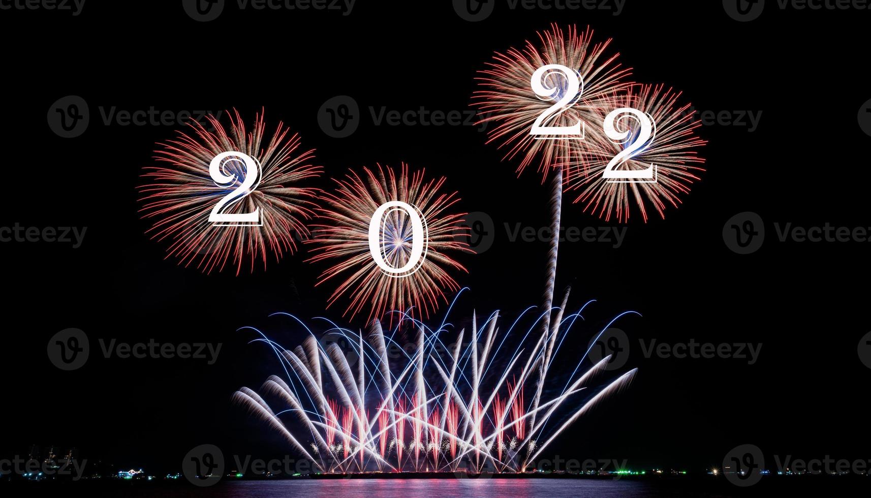 bonne année 2022 avec fond de feux d'artifice photo