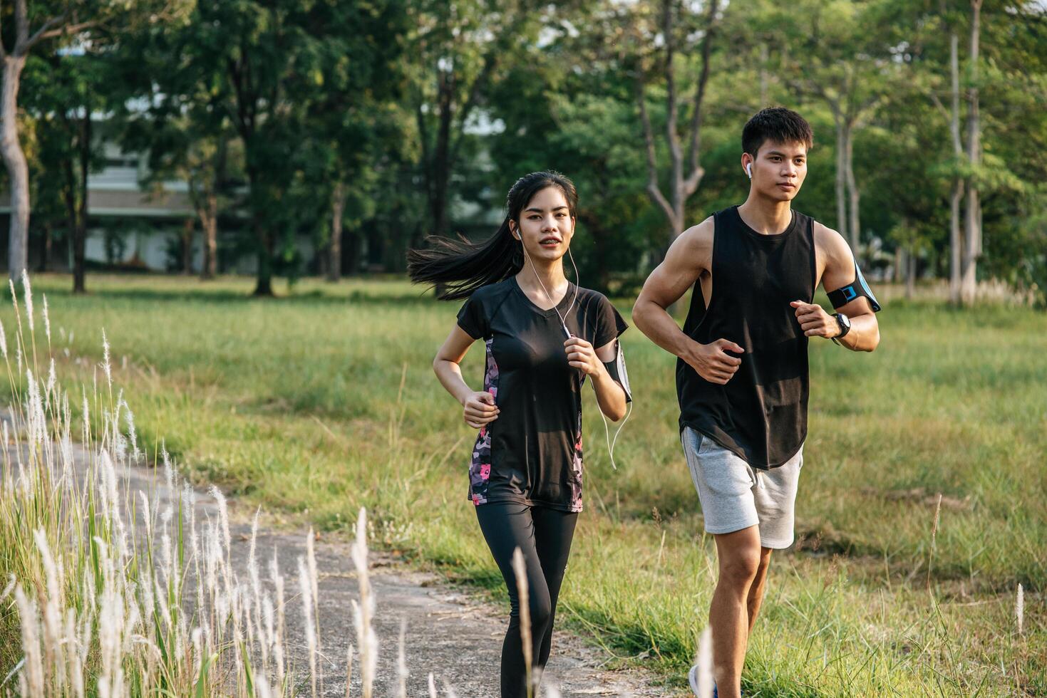 les hommes et les femmes font de l'exercice en courant. photo