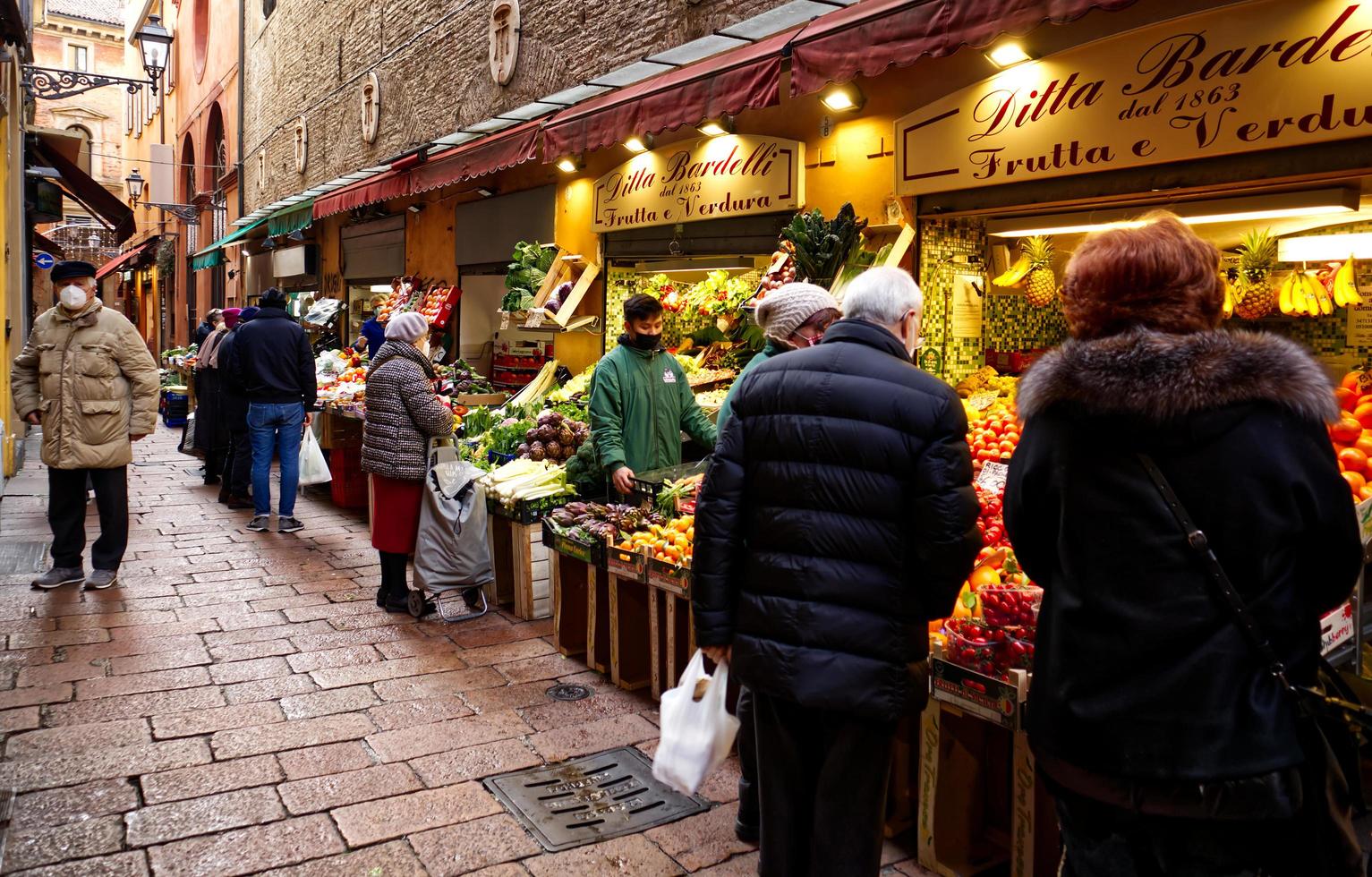 bologne, italie, 2020 - célèbre marché de rue situé dans le centre de bologne. Italie photo