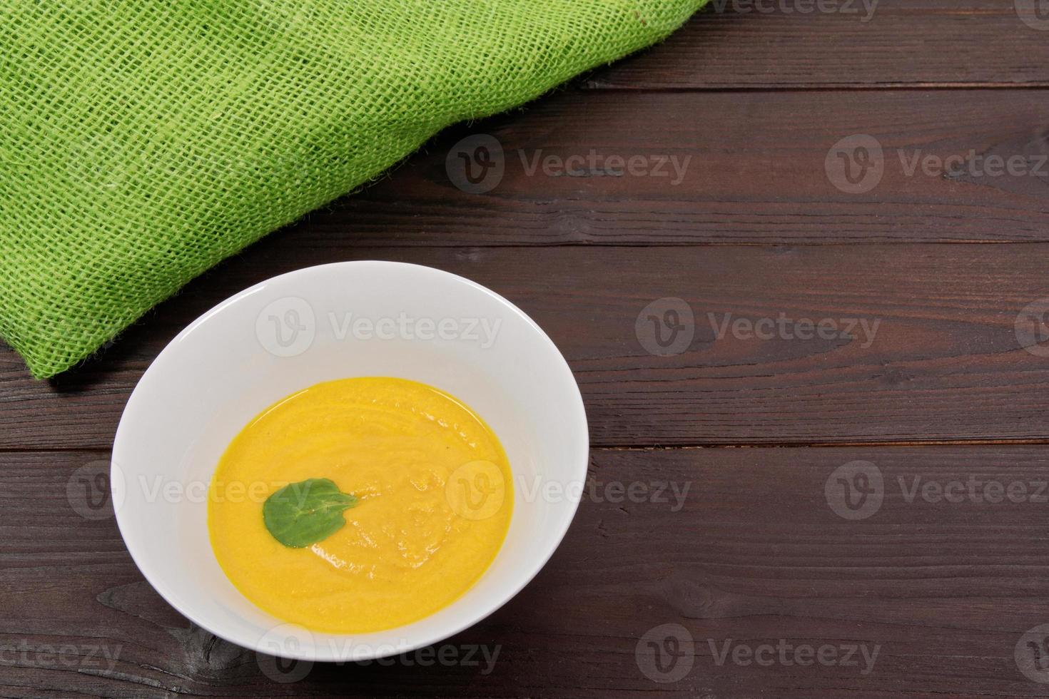 soupe de légumes miso avec des légumes sur une table photo