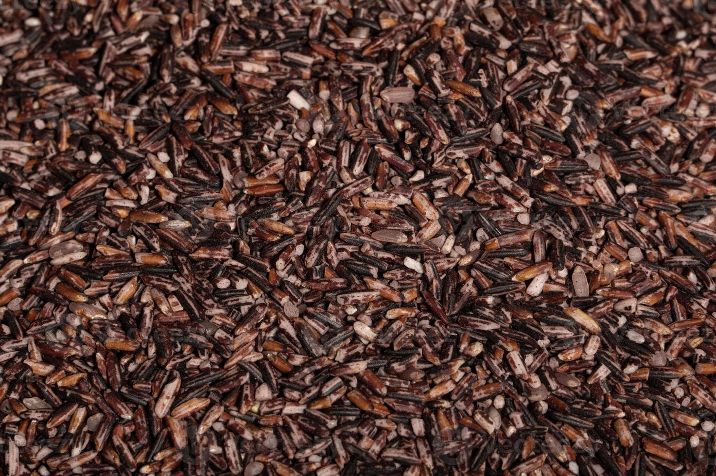 placez le riz noir dans l'assiette ou le bol sur la table à grain de bois photo