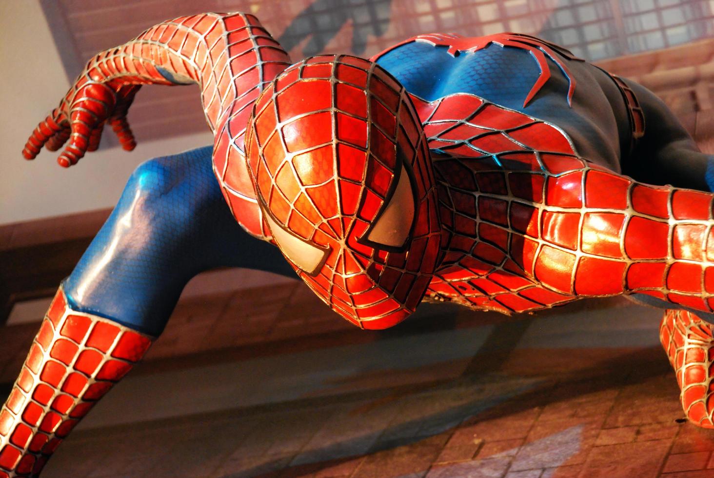 Londres, Angleterre, Royaume-Uni, 2014 - l'étonnante statue grandeur nature de Spider-Man dans le musée Madame Tussauds photo