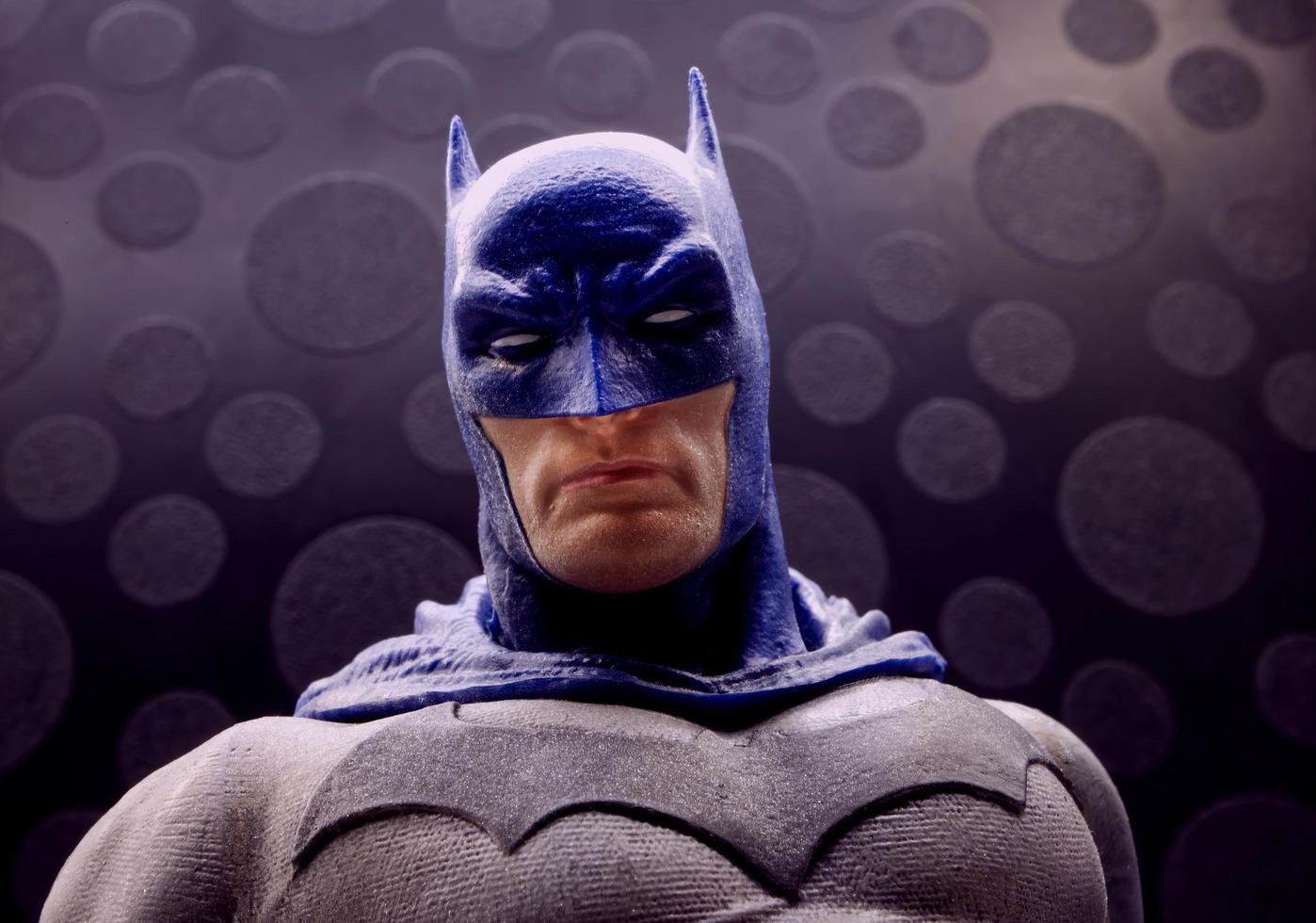 bologne, italie, 2022 - figurine batman isolée sur fond noir. Batman de DC Comics. photo