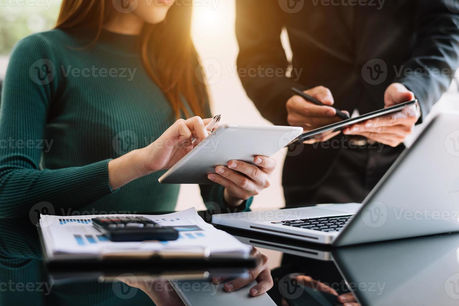 travail d'équipe avec le graphique des coûts d'analyse des gens d'affaires photo