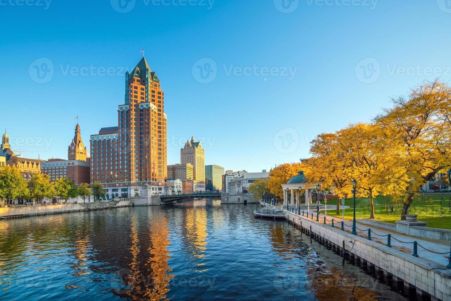 horizon du centre-ville avec des bâtiments le long de la rivière milwaukee photo