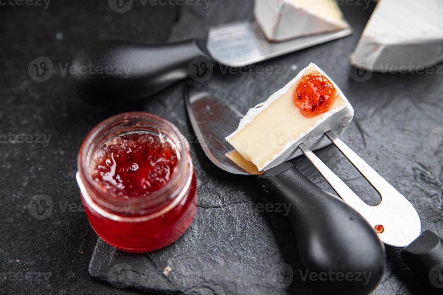 camembert ou brie fromage à pâte molle collation sur la table photo