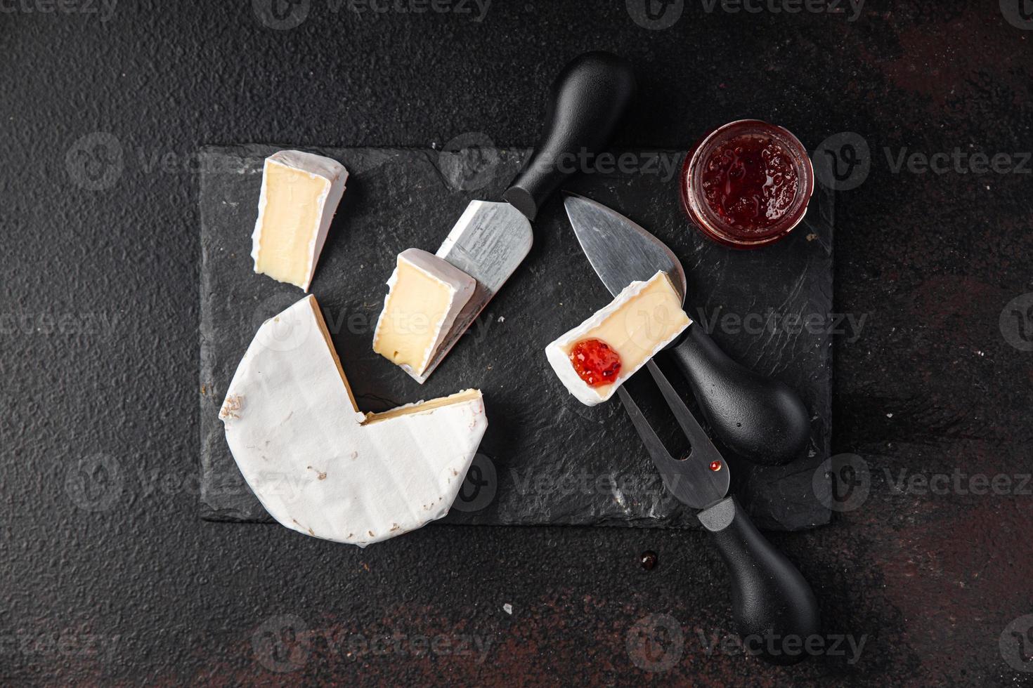 camembert ou brie fromage à pâte molle collation sur la table photo